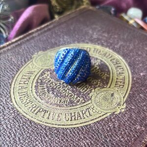 Royal blue sparkly stoned OS stretchy costume ring